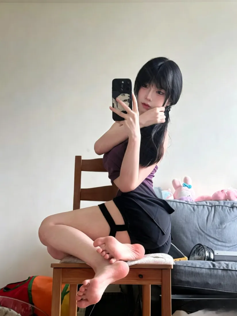 御姐手机壁纸｜室内背景图片 - 性感玉足「哲风壁纸」