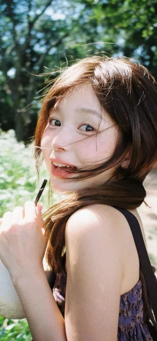 甜系美女手机壁纸｜户外背景图片 - 清新阳光「哲风壁纸」