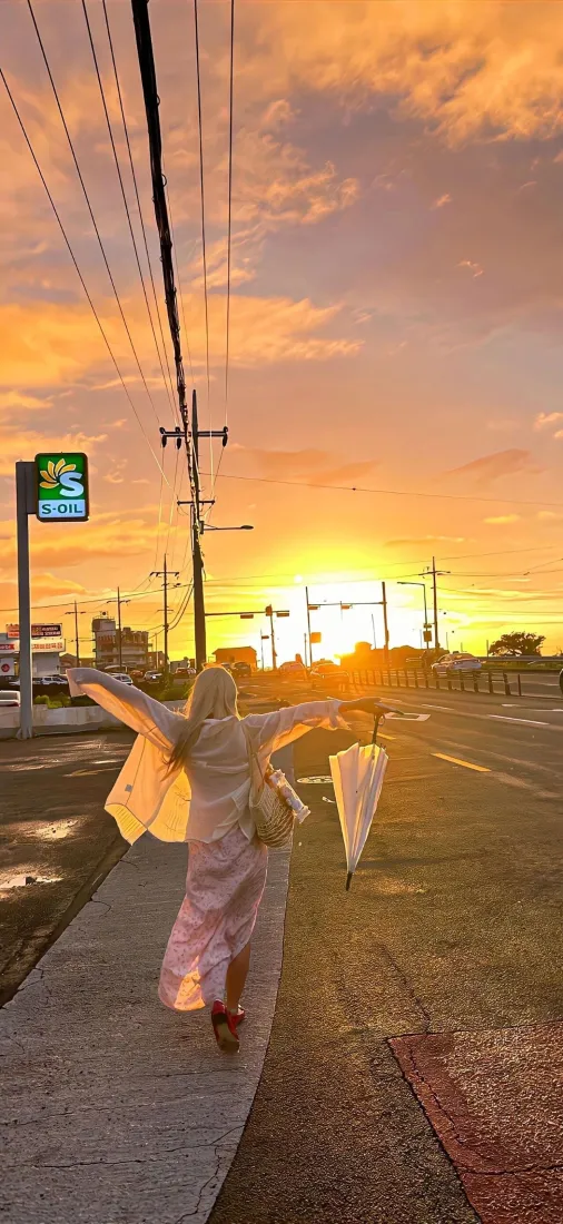 黄昏手机壁纸｜街头背景图片 - 白衣美女背影「哲风壁纸」