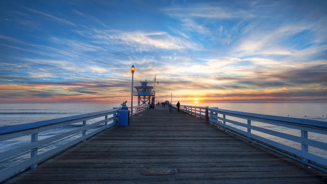 2k日落壁纸｜海滨背景图片 - 临海栈道「哲风壁纸」