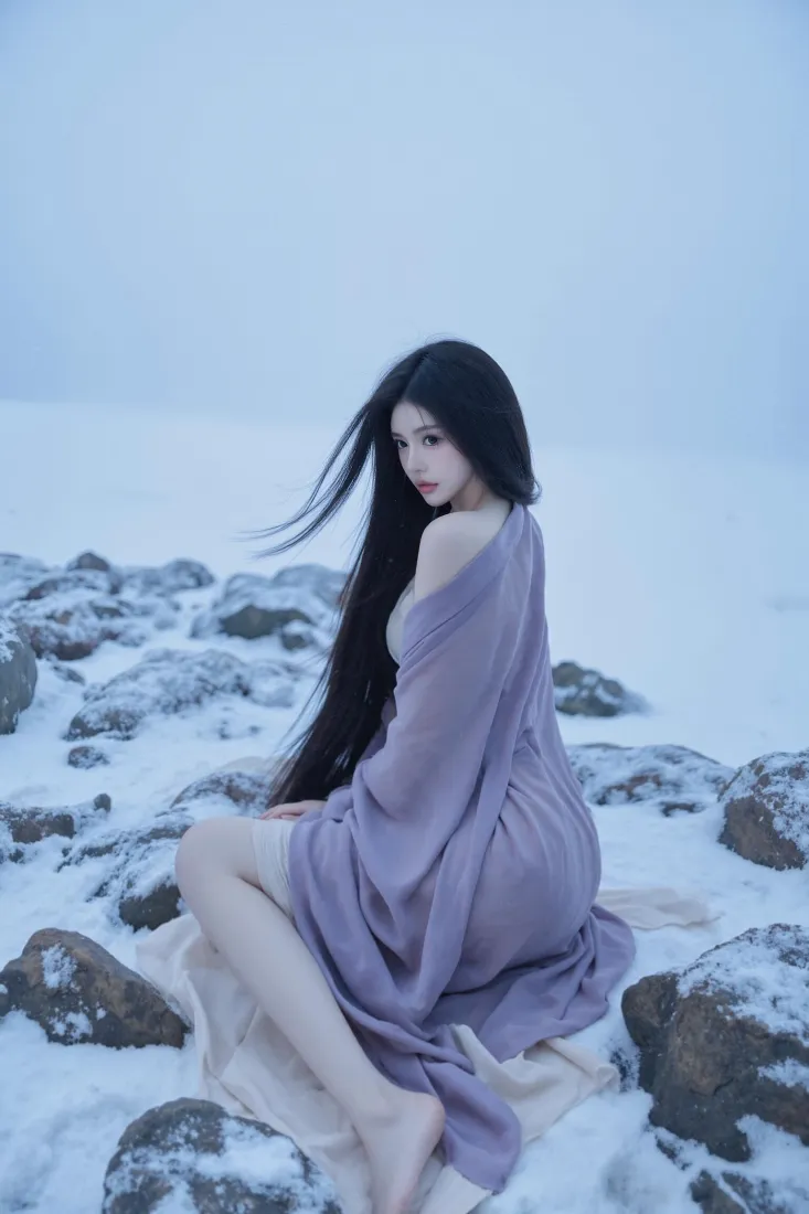 紫裙长发美女手机壁纸｜雪地背景图片 - 清冷氛围感「哲风壁纸」