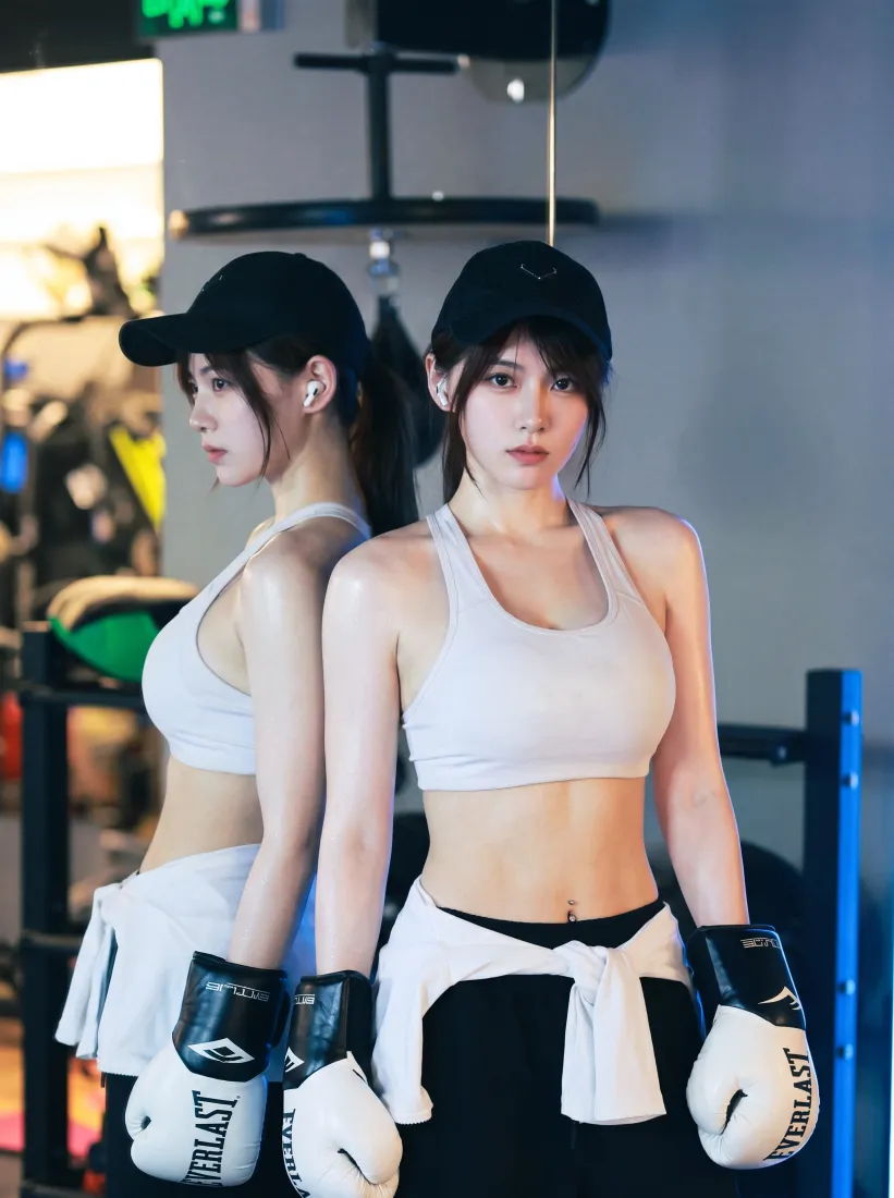 拳击少女手机壁纸｜健身房背景图片 - 镜前战斗「哲风壁纸」