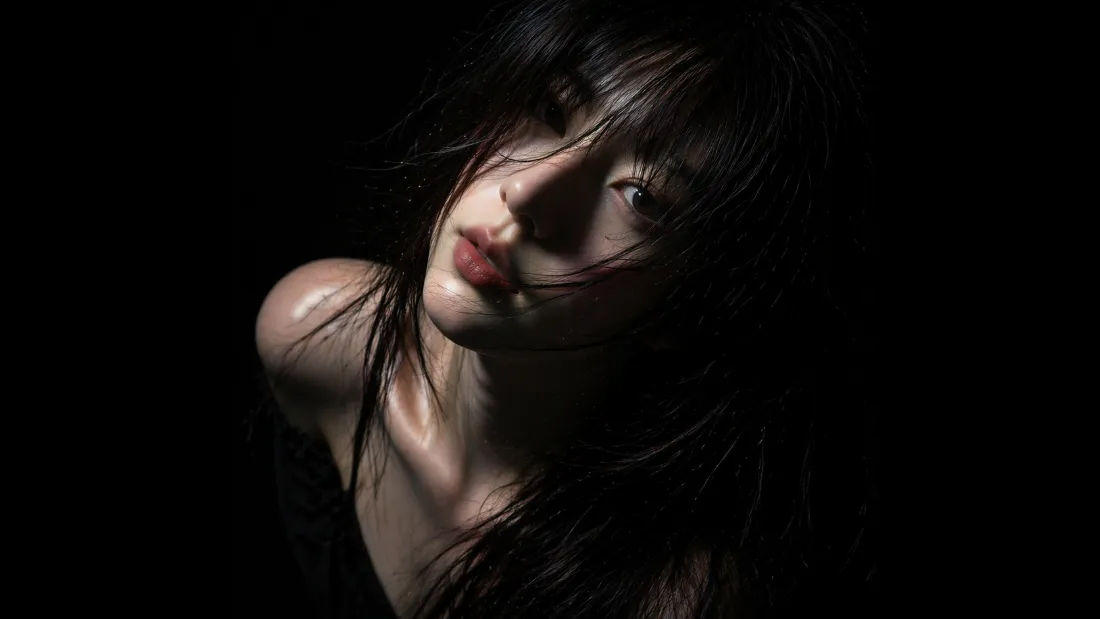 2k迷人黑发美女壁纸｜纯黑背景图片 - 氛围感人像「哲风壁纸」