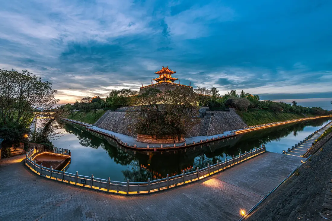 3k古建城楼壁纸｜护城河背景图片 - 黄昏水岸风光「哲风壁纸」
