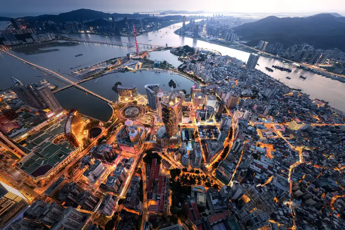 3k城市夜景壁纸｜航拍都市背景图片 - 江河交汇「哲风壁纸」