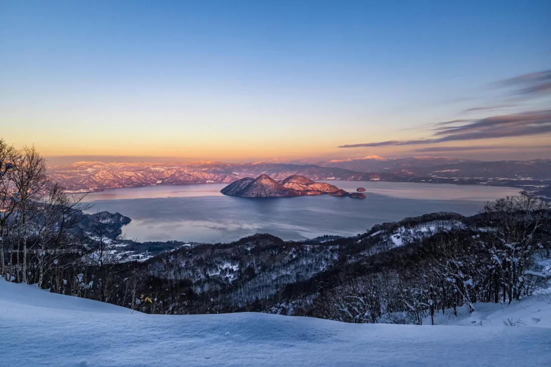 3k黄昏雪景壁纸｜自然背景图片 - 山湖远眺「哲风壁纸」