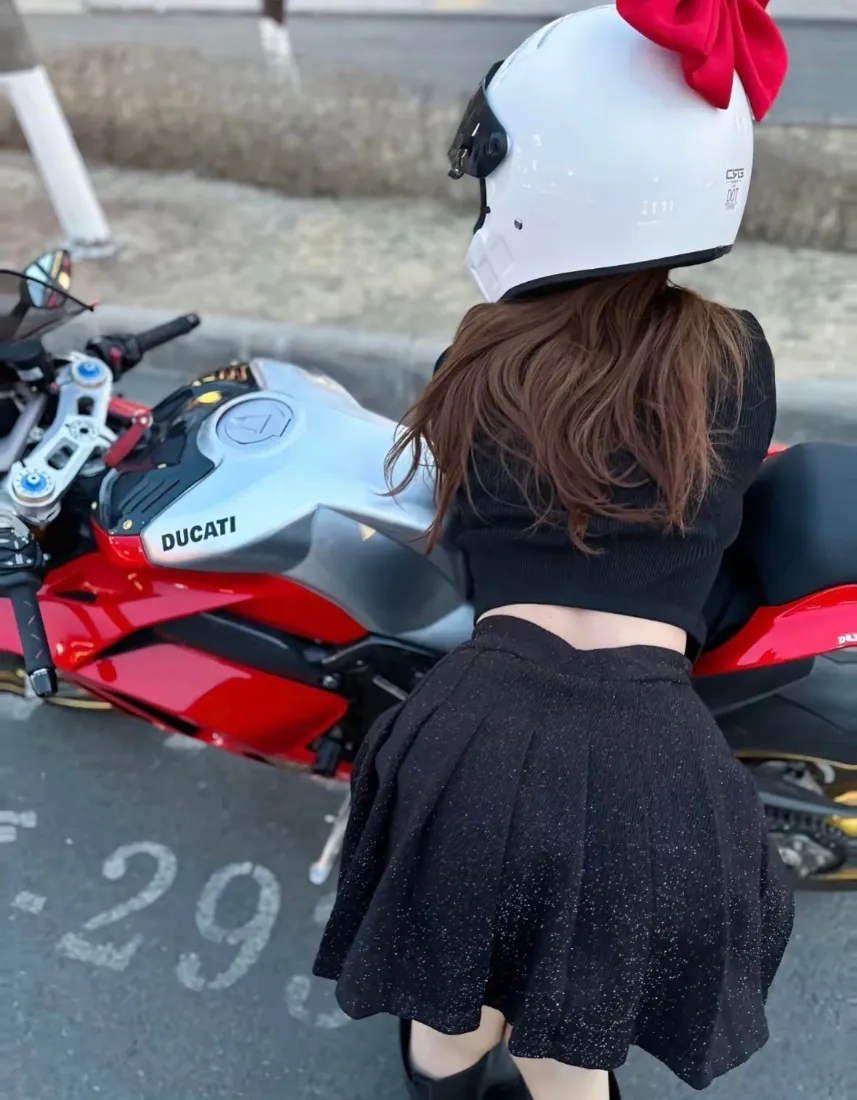 机车女孩手机壁纸｜潮流街拍背景图片 - 蝴蝶结头盔「哲风壁纸」