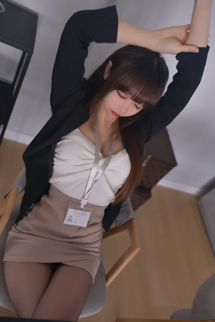 职业女生手机壁纸｜办公室背景图片 - 工作间隙拉伸休息「哲风壁纸」