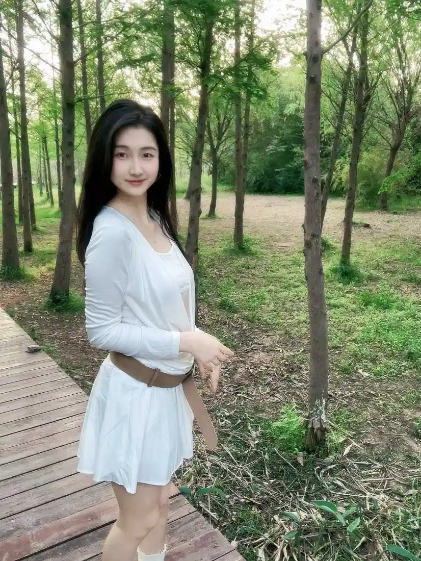 清新少女手机壁纸｜户外森林背景图片 - 休闲写真「哲风壁纸」