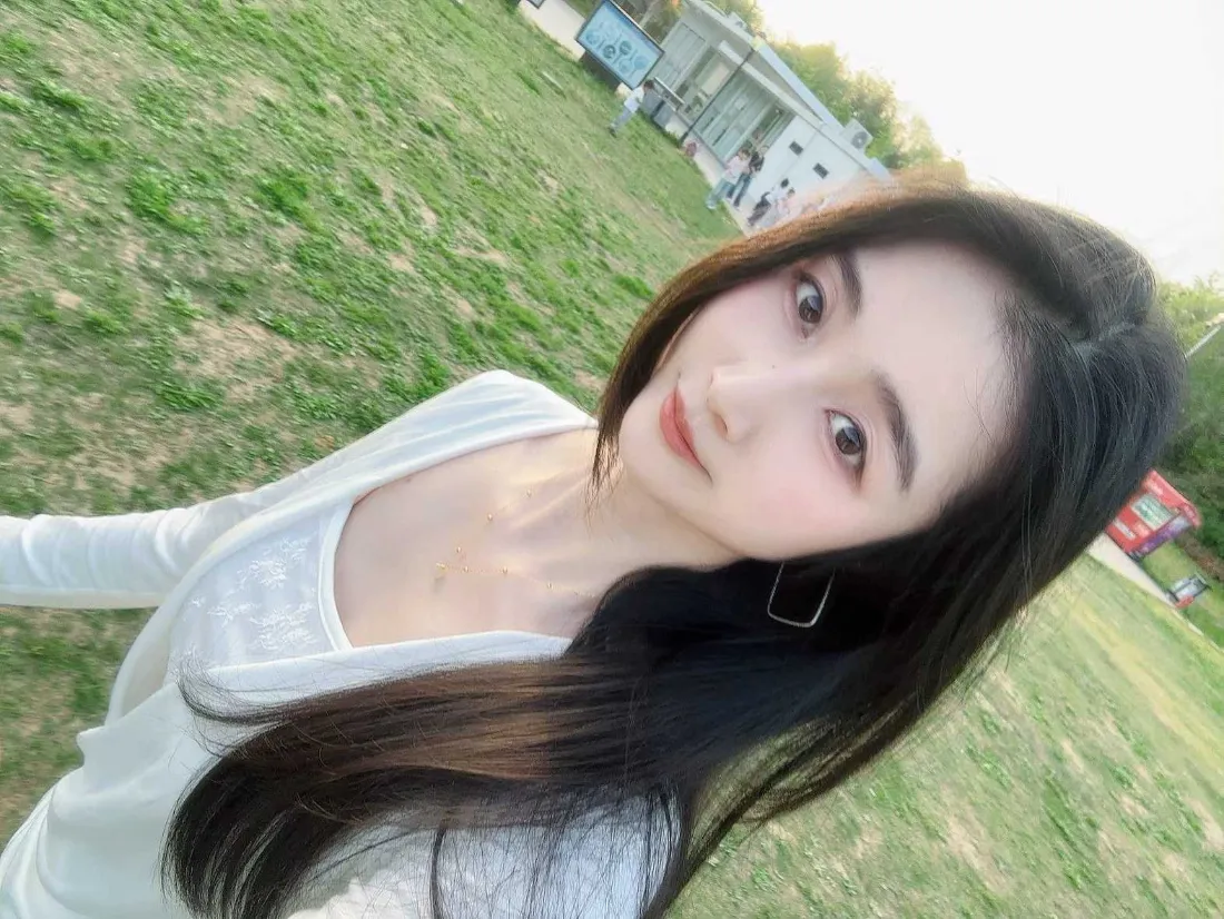 2k长发美女壁纸｜户外草地背景图片 - 白色裙子「哲风壁纸」