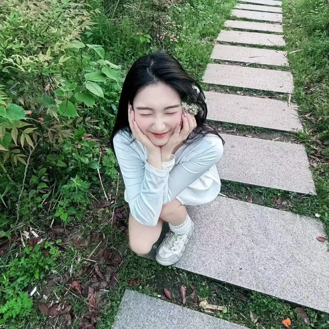 清纯少女手机壁纸｜户外步道背景图片 - 白色裙子「哲风壁纸」