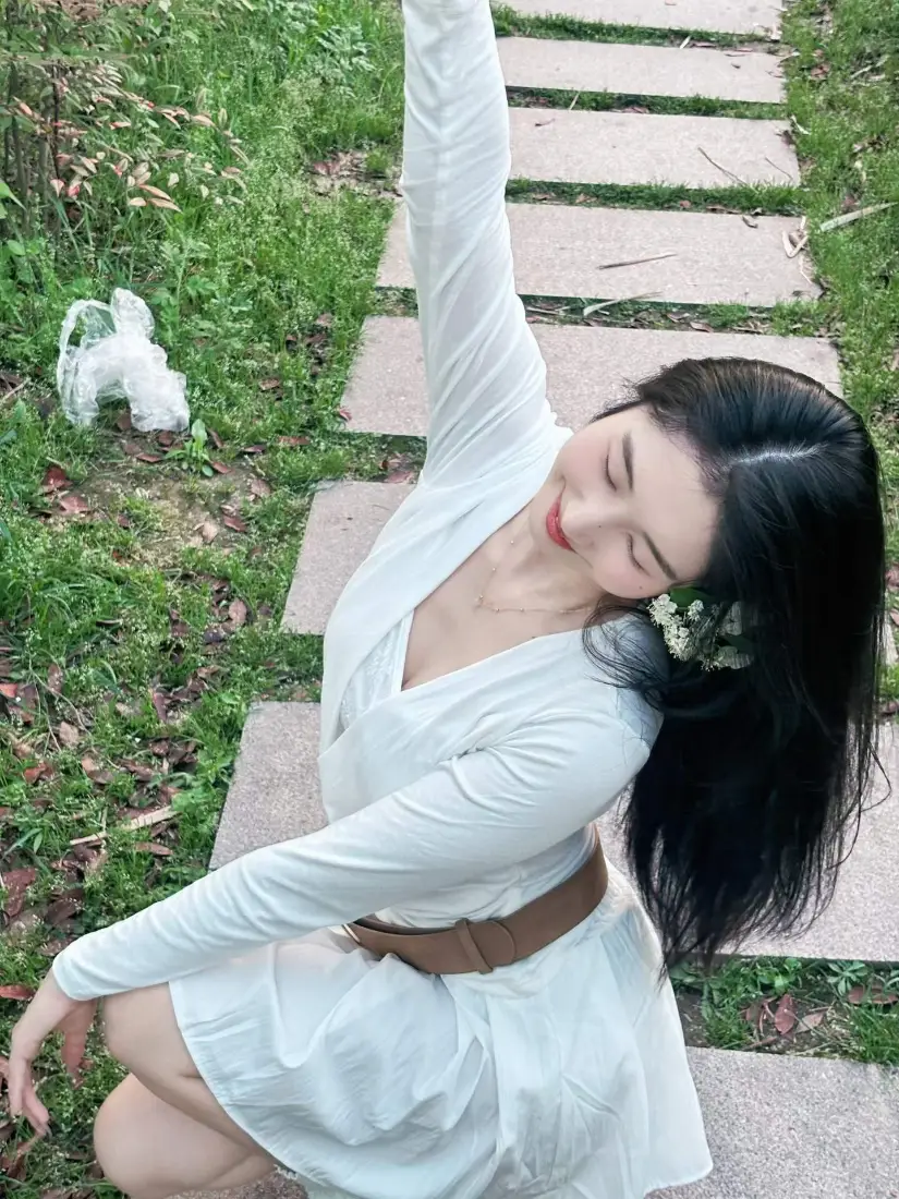 白裙美女手机壁纸｜户外背景图片 - 清新写真「哲风壁纸」