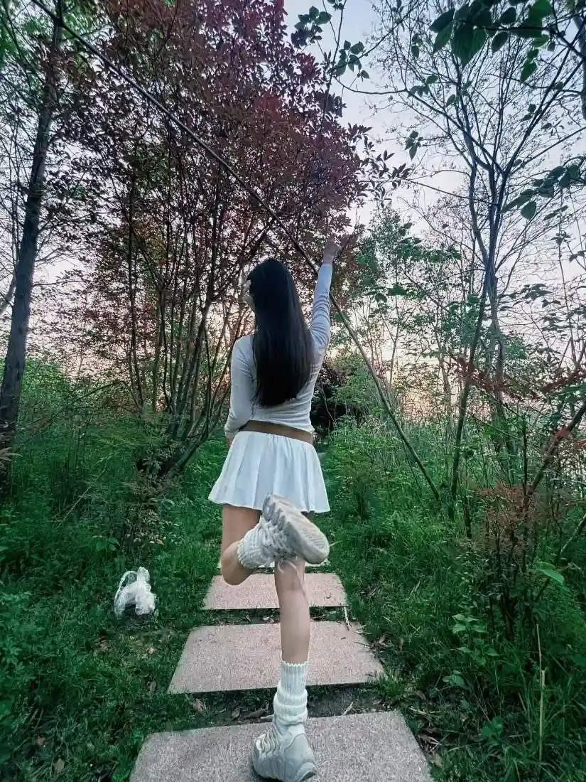 长发少女户外手机壁纸｜林间草地背景图片 - 白色短裙「哲风壁纸」