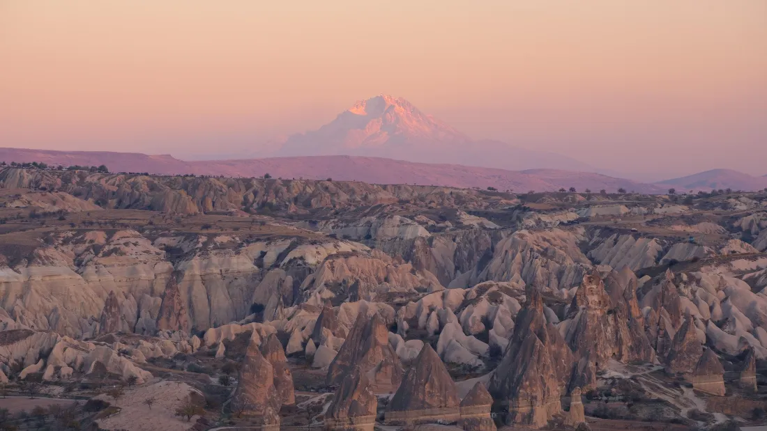 4k戈壁峡谷远山壁纸｜自然旷野背景图片 - 黄昏日落「哲风壁纸」
