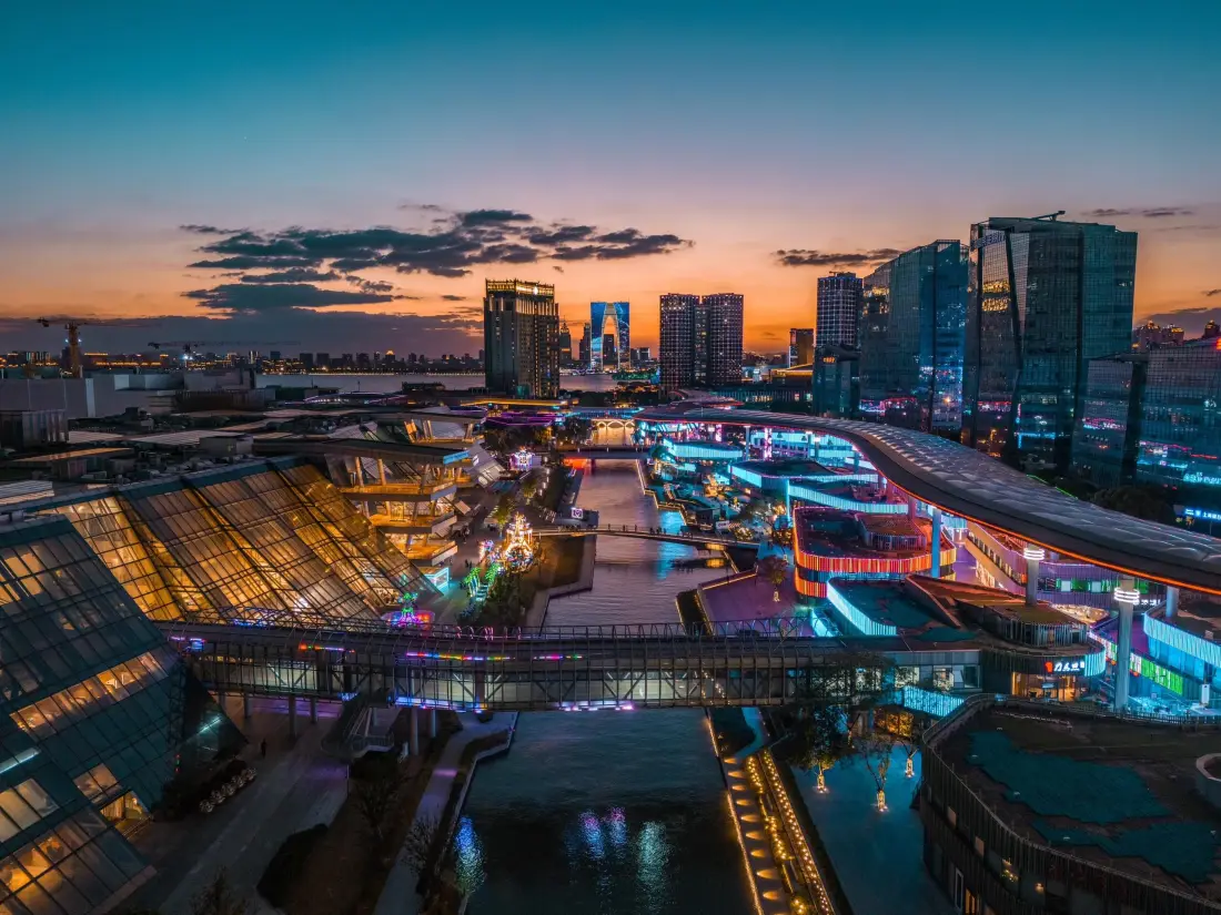 3k城市黄昏壁纸｜夜景背景图片 - 滨水商圈「哲风壁纸」