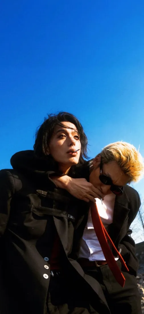 情侣手机壁纸｜蓝天背景图片 - 户外亲密合影「哲风壁纸」