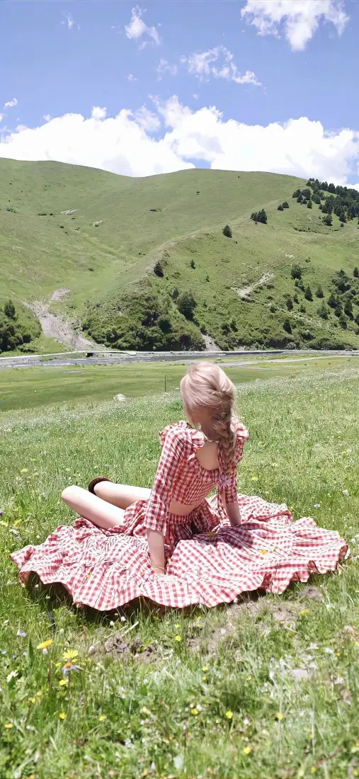 美女手机壁纸｜草地背景图片 - 蓝天山丘「哲风壁纸」