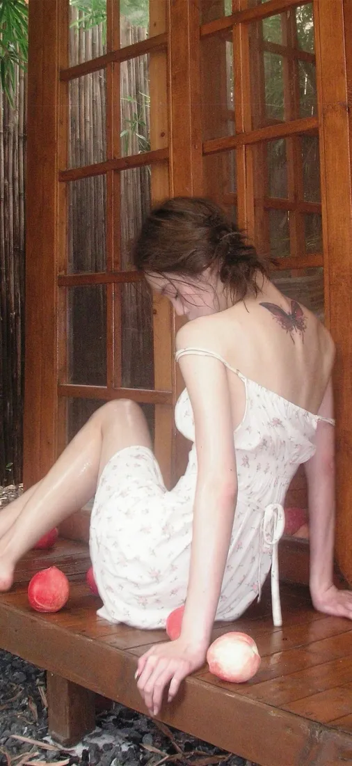 少女手机壁纸｜水蜜桃背景图片 - 木质庭院「哲风壁纸」