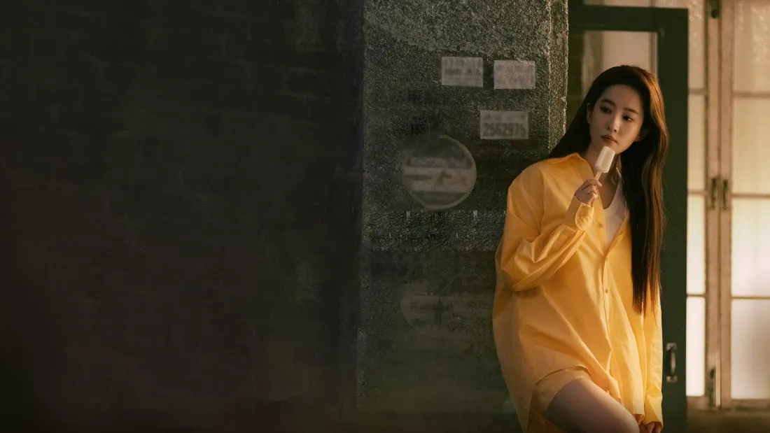 4k刘亦菲壁纸｜室内背景图片 - 黄衬衫长发美女「哲风壁纸」