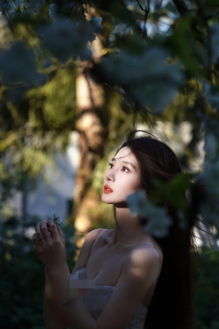 氛围感少女手机壁纸｜树荫背景图片 - 户外人像「哲风壁纸」