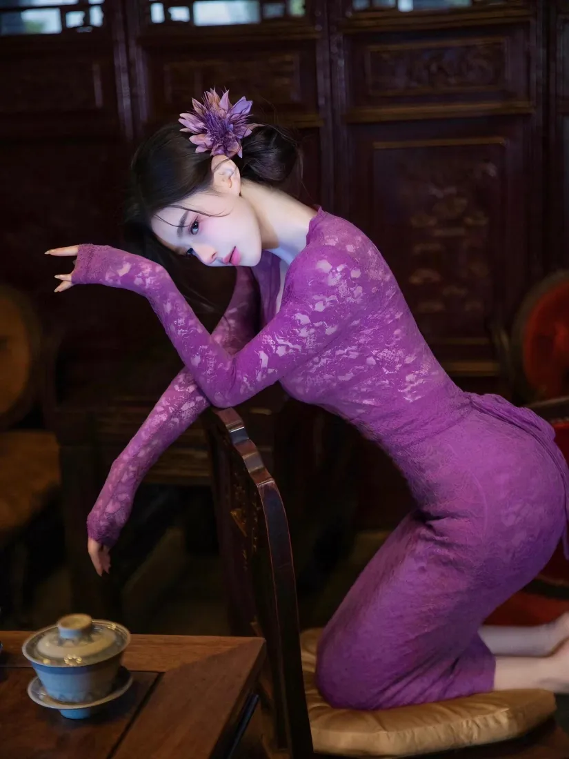 紫色旗袍美女手机壁纸｜中式背景图片 - 优雅氛围感「哲风壁纸」