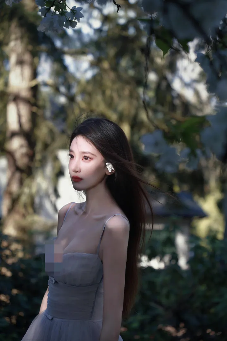 清冷长发美女手机壁纸｜户外树林背景图片 - 氛围感「哲风壁纸」