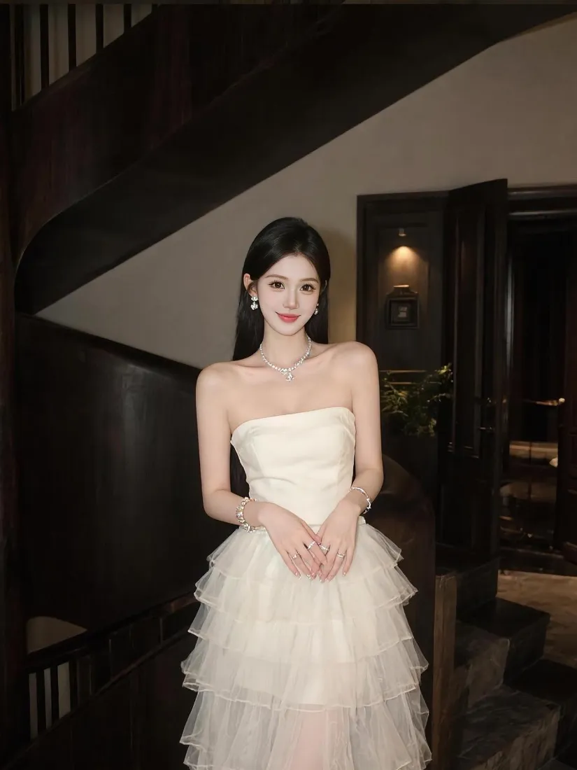 气质美女手机壁纸｜轻奢室内背景图片 - 精致白色礼服「哲风壁纸」