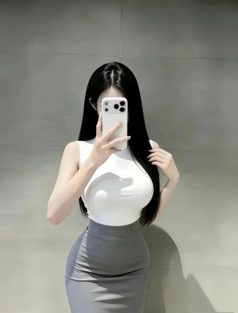 对镜自拍手机壁纸｜简约背景图片 - 气质御姐「哲风壁纸」