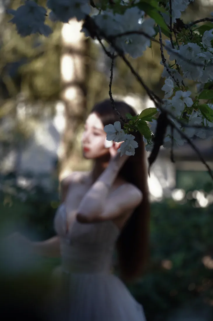 精灵美女手机壁纸｜户外绿植背景图片 - 氛围感「哲风壁纸」