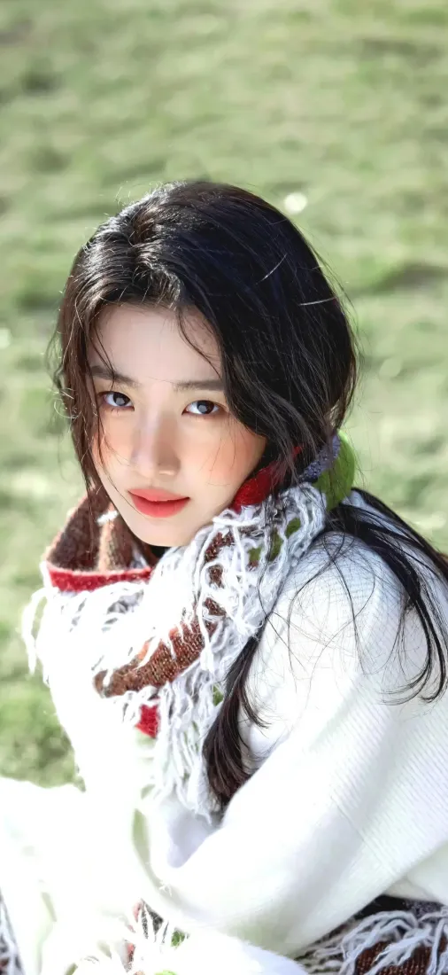 长发美女手机壁纸｜草地背景图片 - 户外人像「哲风壁纸」