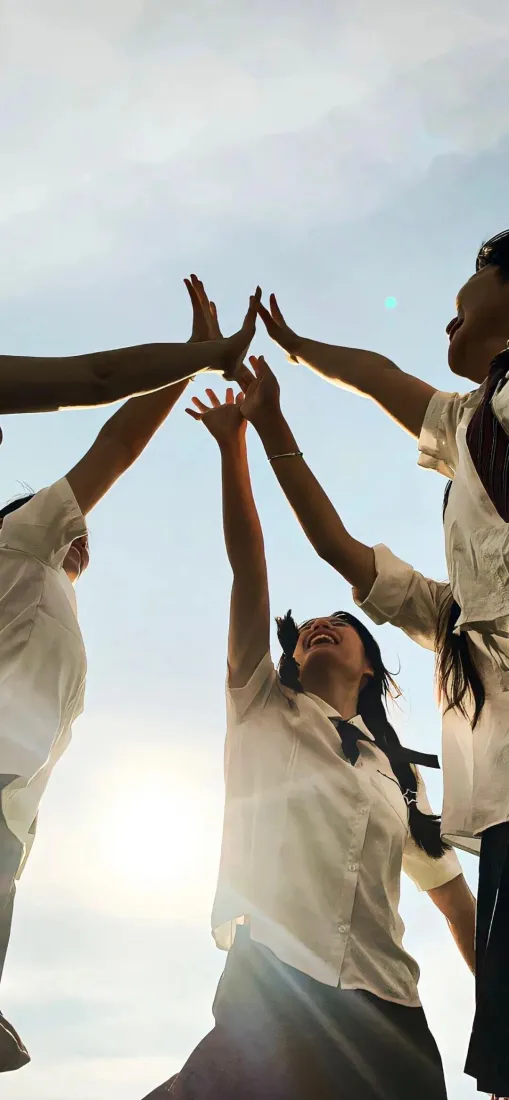 JK手机壁纸｜户外蓝天背景图片 - 活力少女「哲风壁纸」