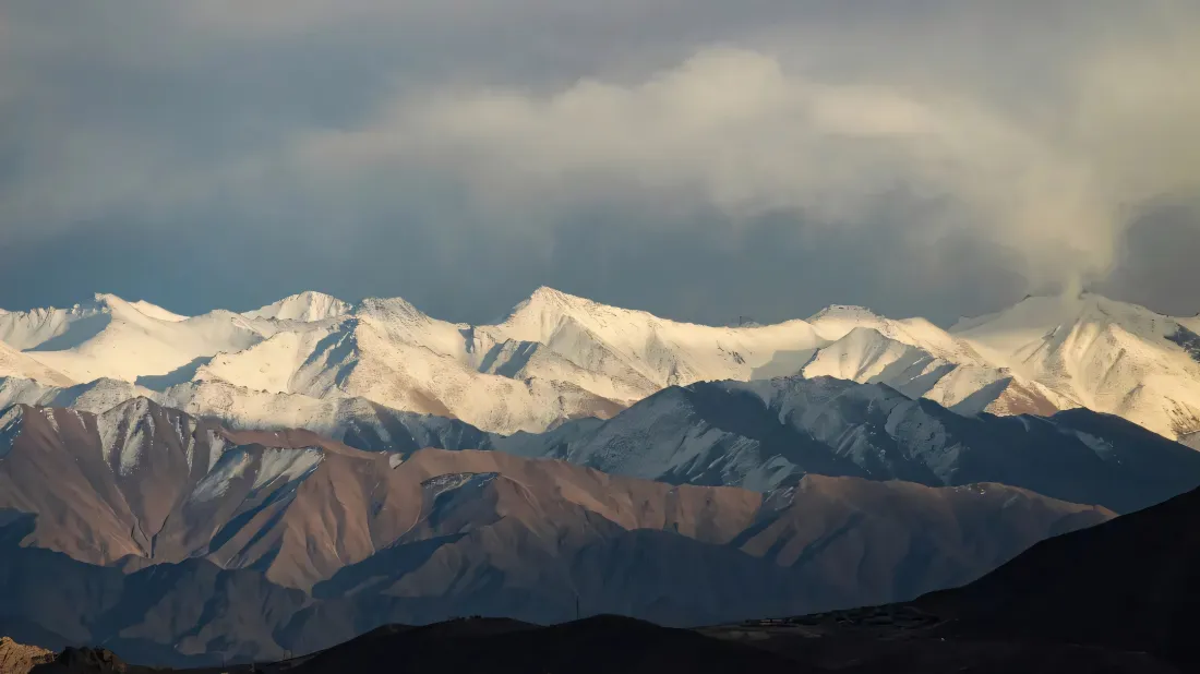 2k雪山壁纸｜自然背景图片 - 云层山脉「哲风壁纸」