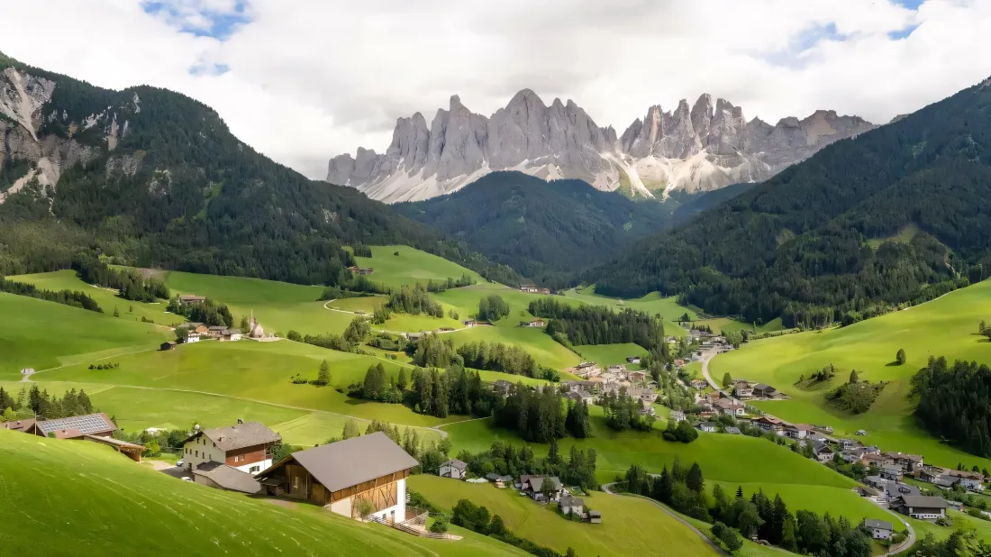 2k高山草地壁纸｜自然背景图片 - 山谷村落「哲风壁纸」