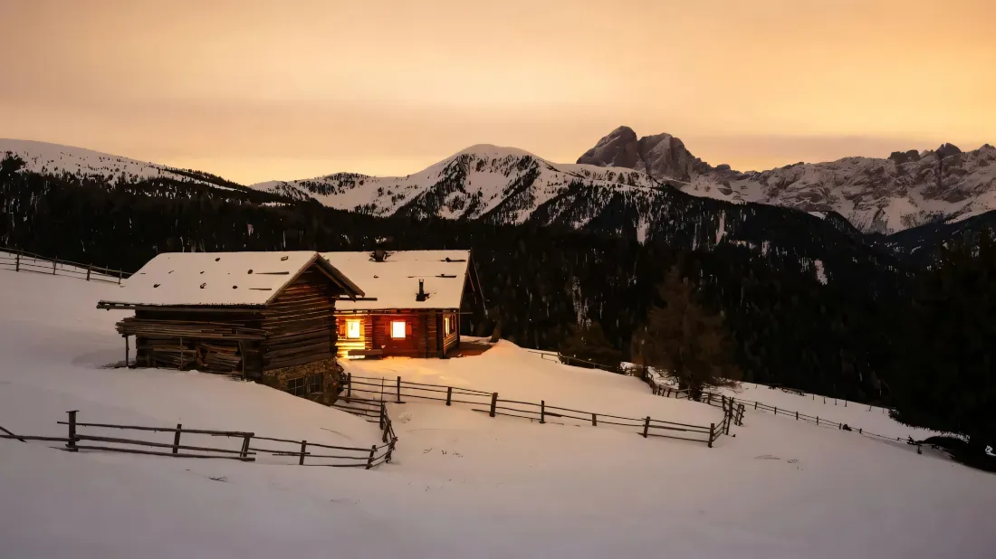 2k黄昏壁纸｜雪景背景图片 - 山间木屋「哲风壁纸」