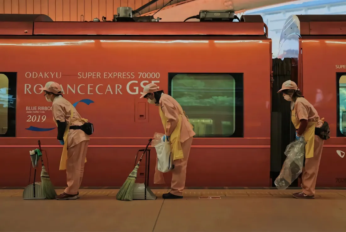 2k火车壁纸｜车站背景图片 - 清洁工作人员「哲风壁纸」