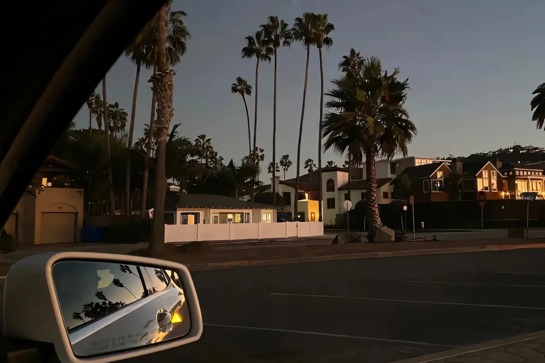 2k黄昏街景壁纸｜城镇公路背景图片 - 车内后视镜「哲风壁纸」