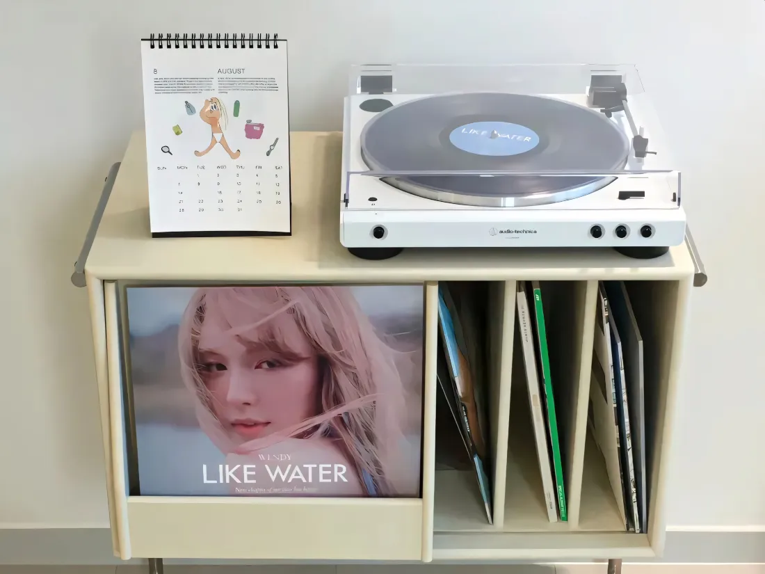 2kins风壁纸｜简约家居背景图片 - 黑胶唱片机「哲风壁纸」