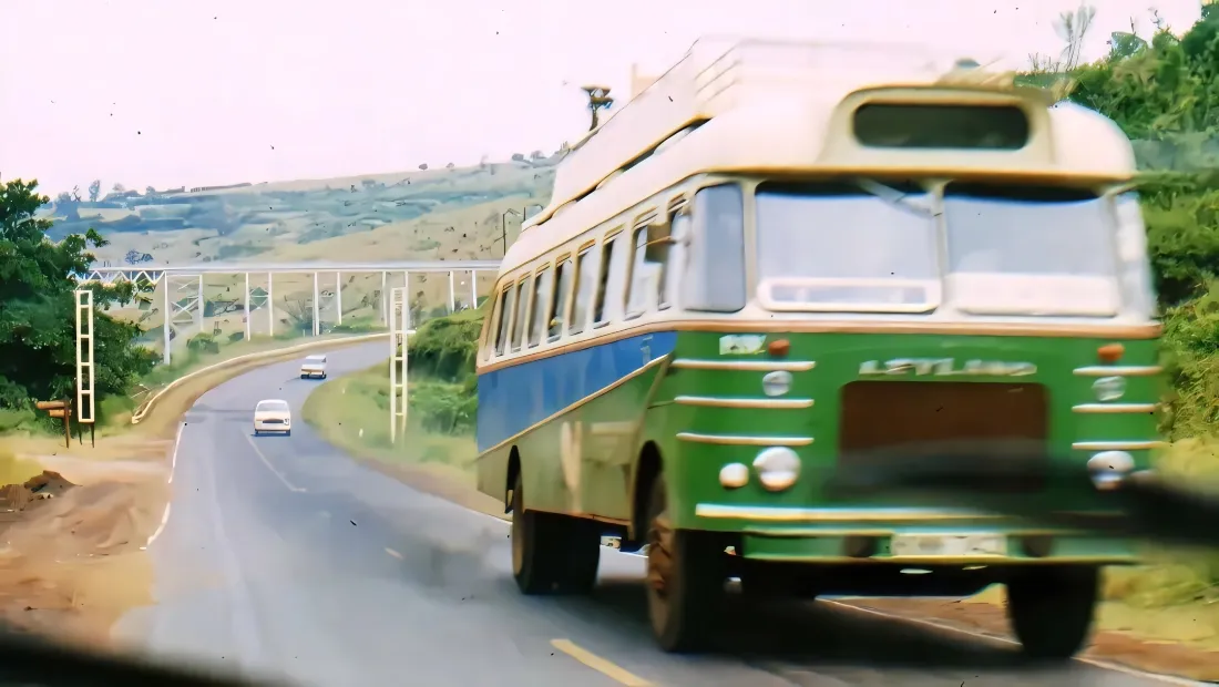 2k老式公交车壁纸｜乡村风景背景图片 - 乡间公路「哲风壁纸」