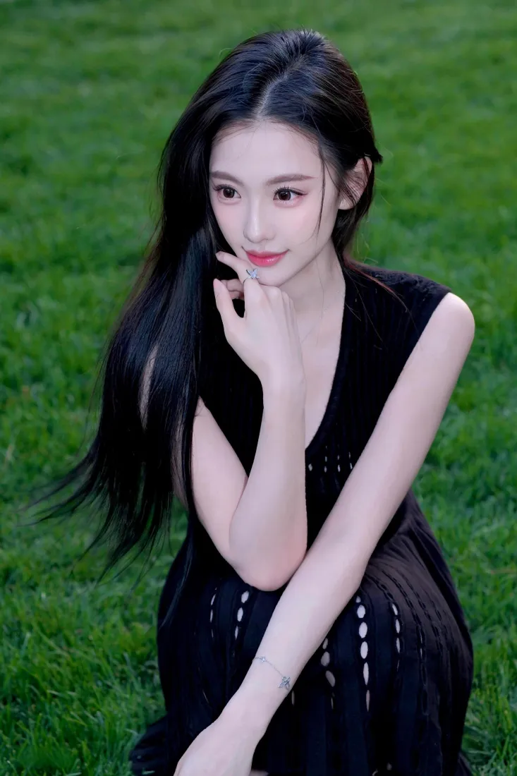 长发黑衣美女手机壁纸｜草地背景图片 - 户外氛围感「哲风壁纸」