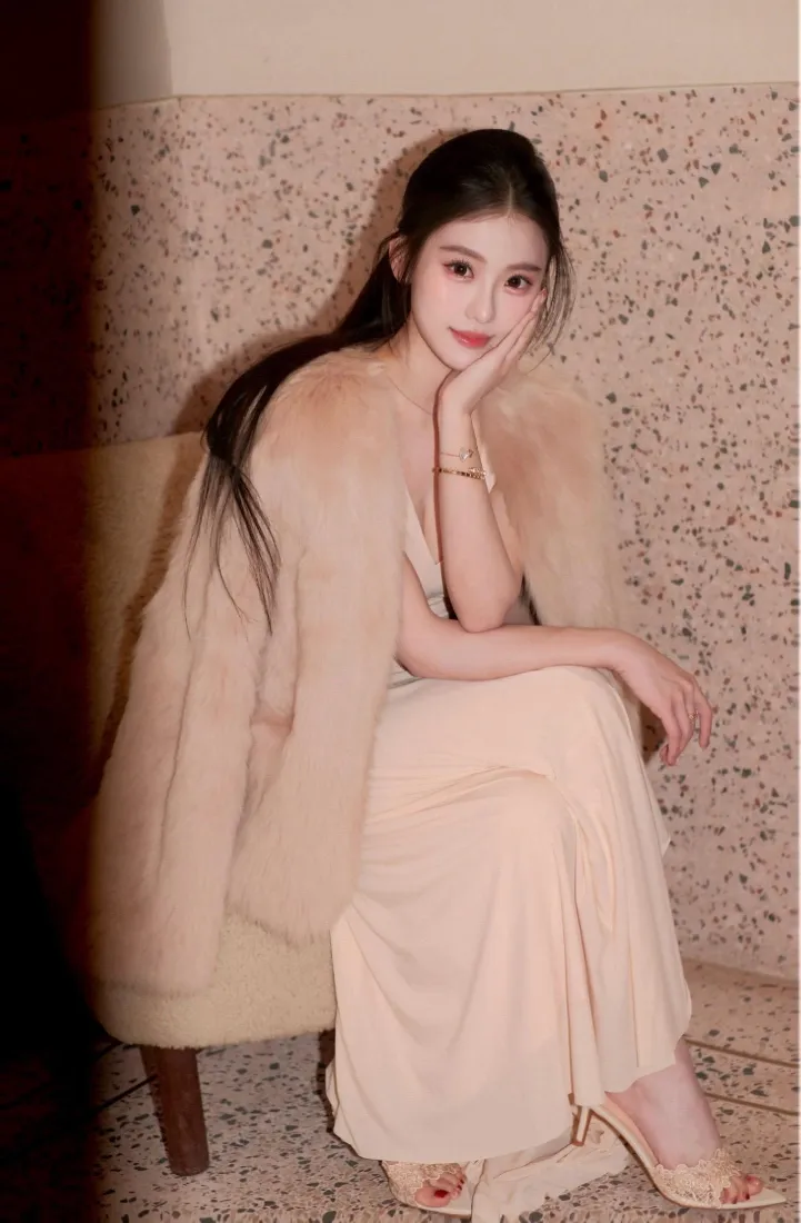 温柔气质美女手机壁纸｜手机背景图片 - 米色长裙「哲风壁纸」