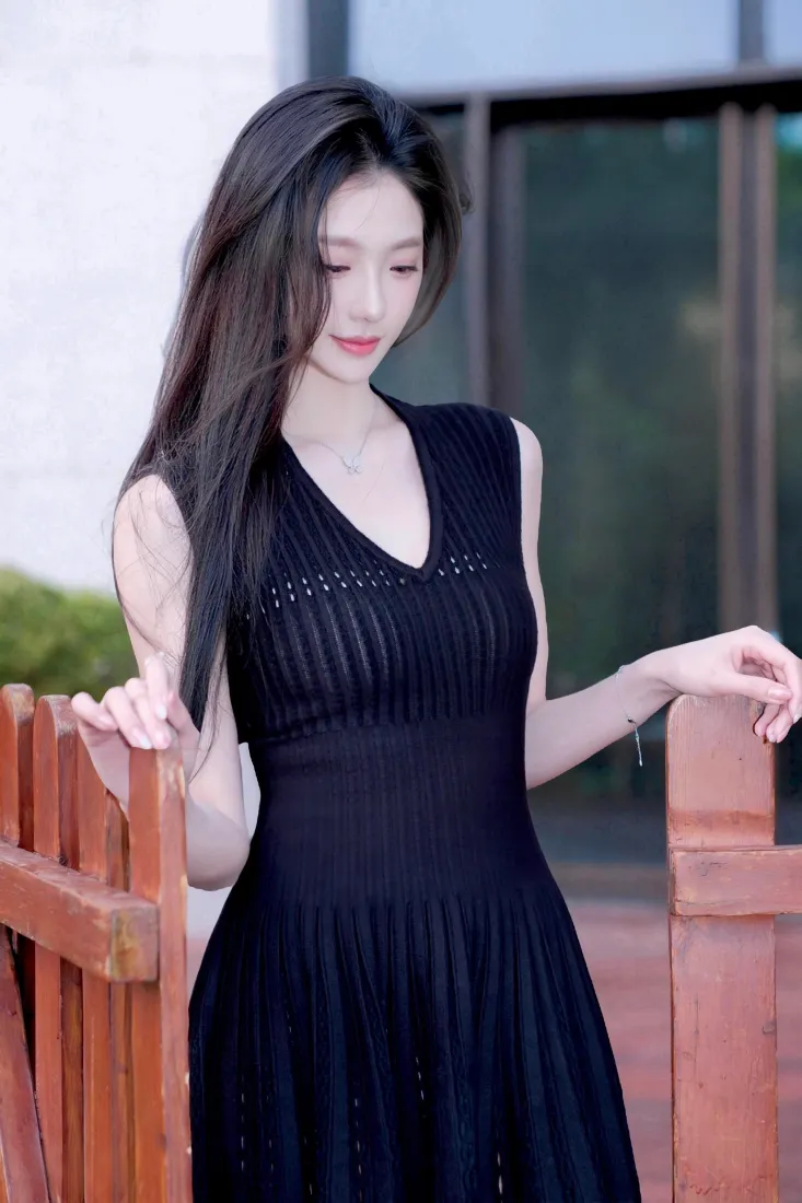 黑衣长发美女手机壁纸｜户外街拍背景图片 - 气质女神「哲风壁纸」