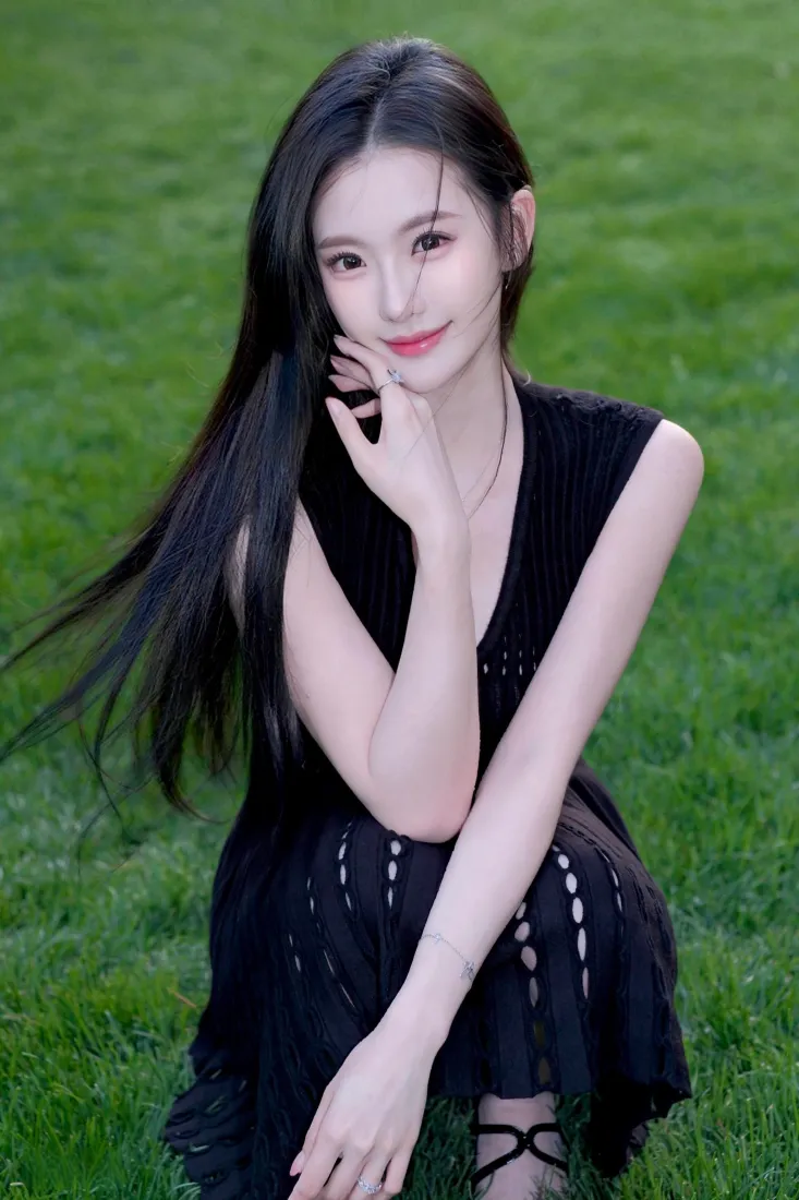 黑发美女手机壁纸｜户外背景图片 - 清新草地「哲风壁纸」