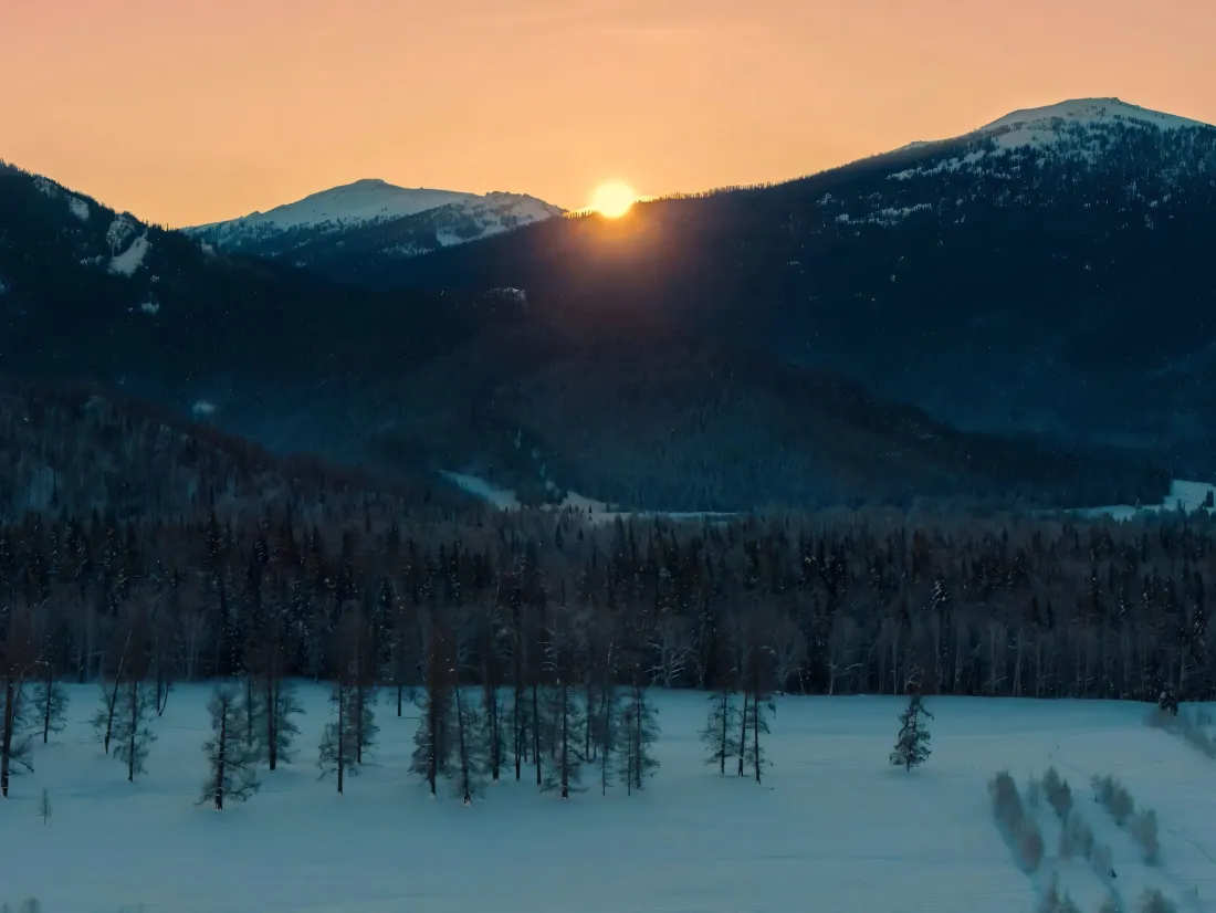 3k雪山日出壁纸｜雪地背景图片 - 冬日山林风景「哲风壁纸」