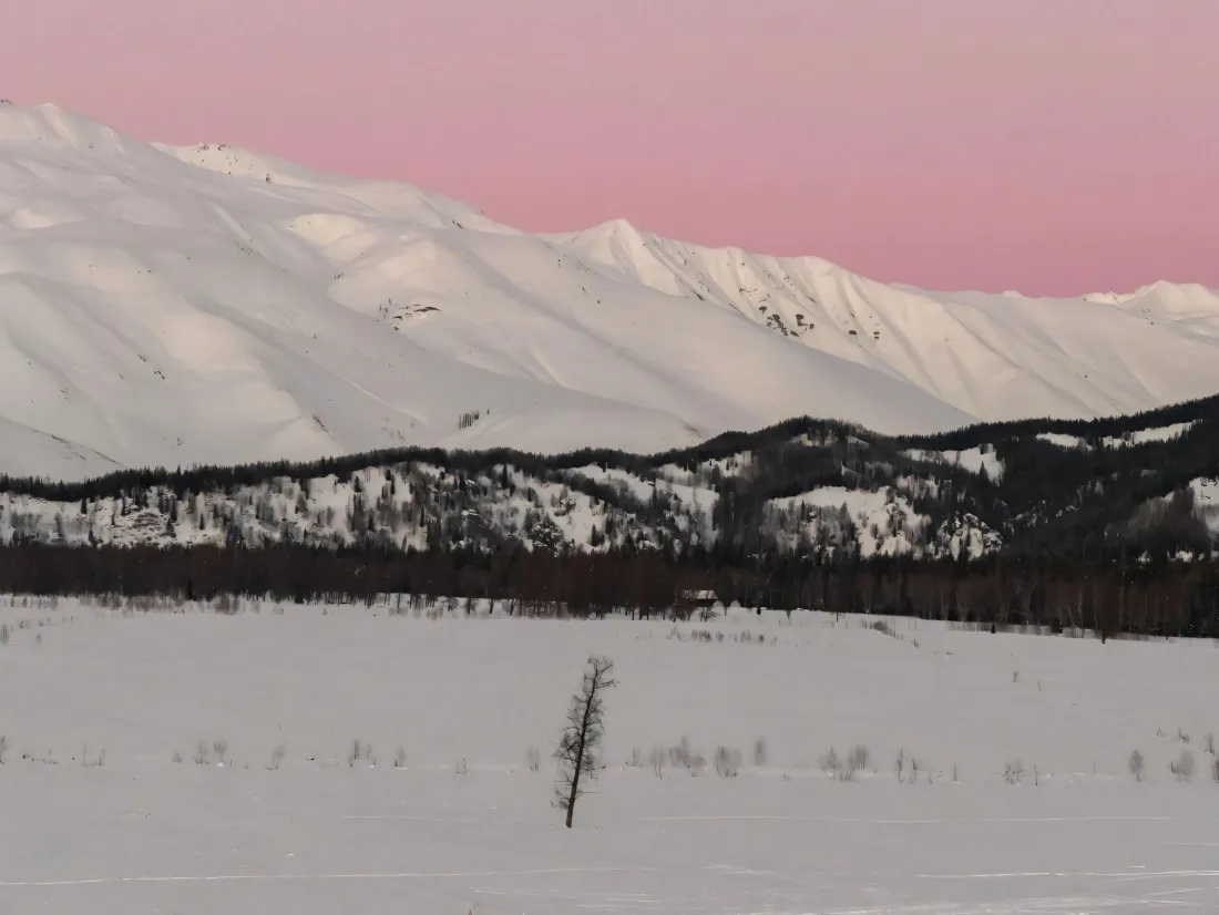 3k雪山壁纸｜粉色天空背景图片 - 冬日雪景「哲风壁纸」