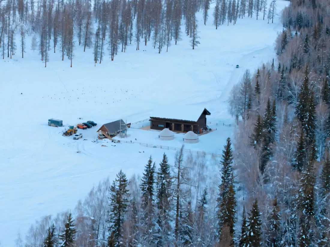 3k雪景壁纸｜山林背景图片 - 雪地小屋「哲风壁纸」