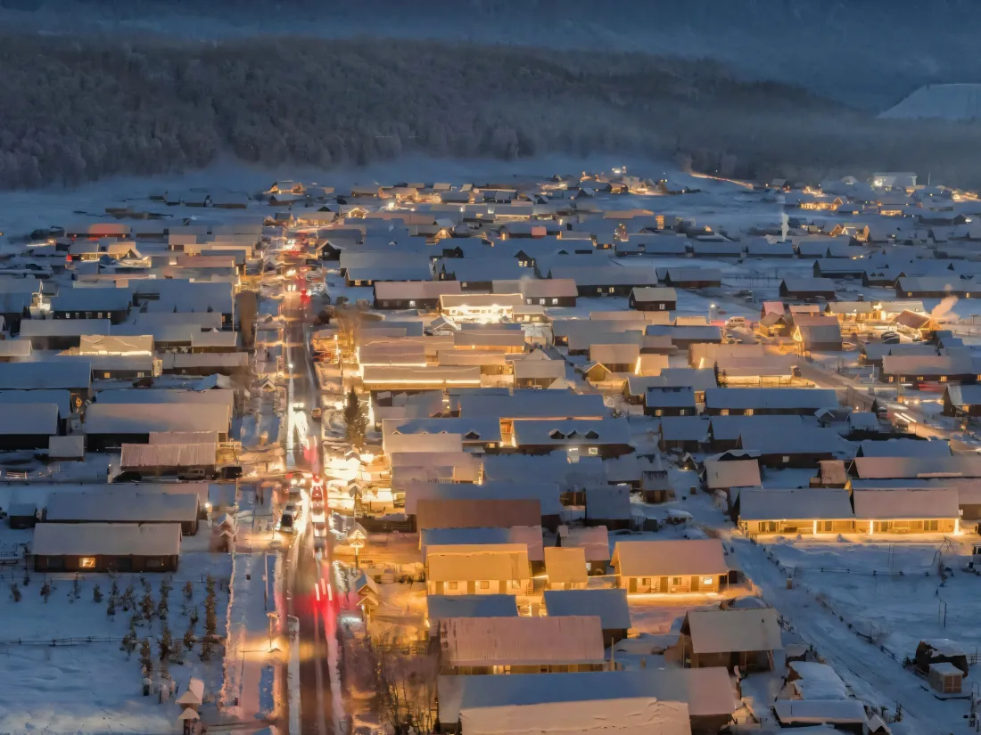 3k雪地小镇壁纸｜雪景背景图片 - 夜晚暖灯「哲风壁纸」
