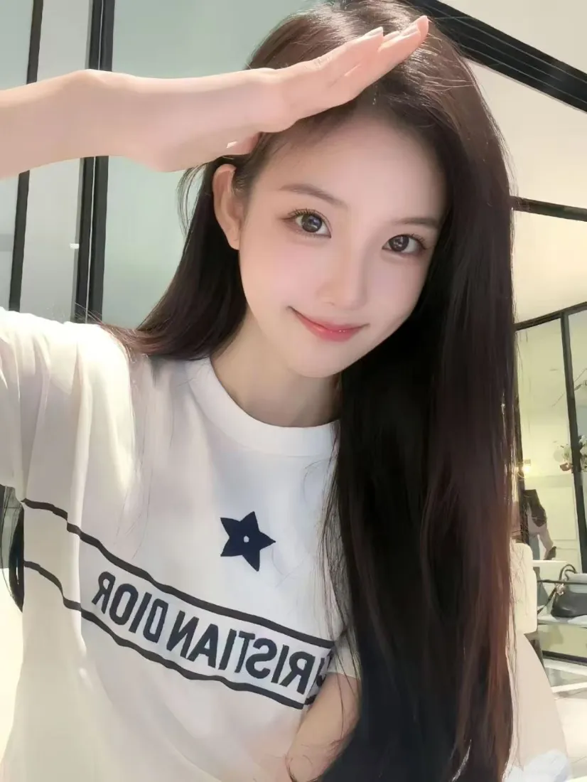 长发美女手机壁纸｜清新室内背景图片 - 甜美自拍「哲风壁纸」