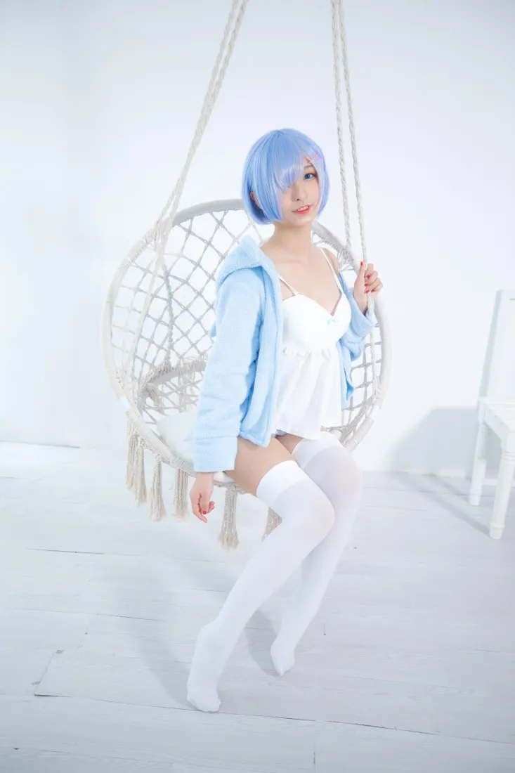 雷姆手机壁纸｜纯色背景图片 - 可爱cos「哲风壁纸」