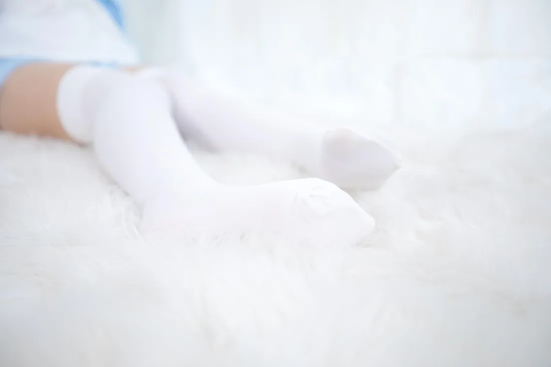 3k白袜美腿壁纸｜浅色背景图片 - 清新魅力「哲风壁纸」