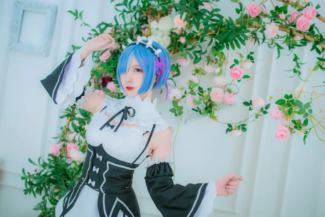 6k蕾姆壁纸｜花墙背景图片 - 女仆cosplay「哲风壁纸」
